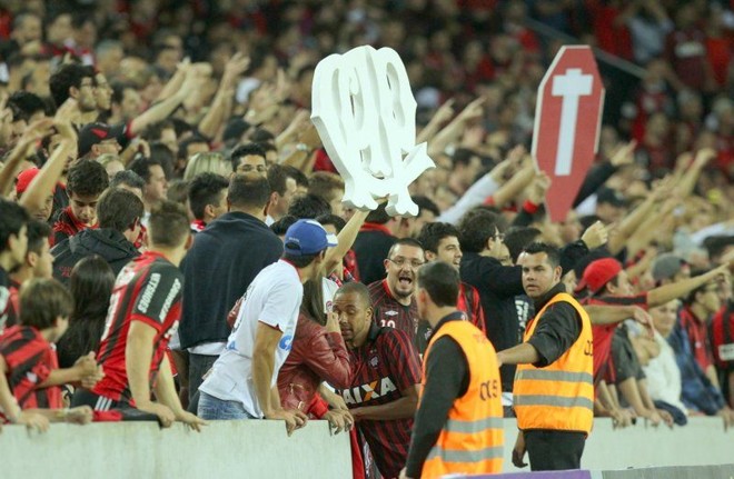 Torcida do Atlético no jogo contra o Internacional na Baixada |