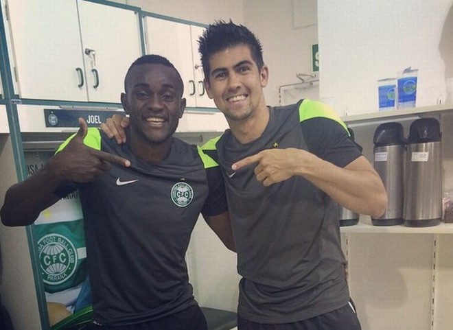 Leandro Almeida brinca com Joel após atacante cair no túnel do vestiário do Couto Pereira | Reprodução instagram