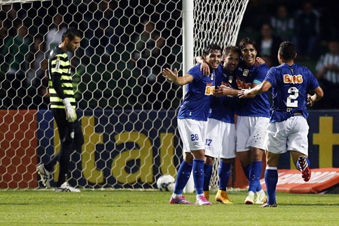 Jogadores do Cruzeiro comemoram o gol de Everton Ribeiro diante do Coxa | Albari Rosa / Gazeta do Povo