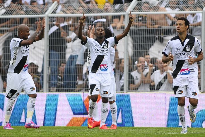 Jogadores da Ponte comemoram gol na partida deste sábado (27). Equipe é a líder da Série B | Rodrigo Villalba/Futura Press/Folhapres