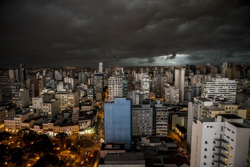O céu escureceu na tarde de ontem em Curitiba, mas foi no interior do estado que a chuva causou mais estragos | Henry Milleo/ Gazeta do Povo