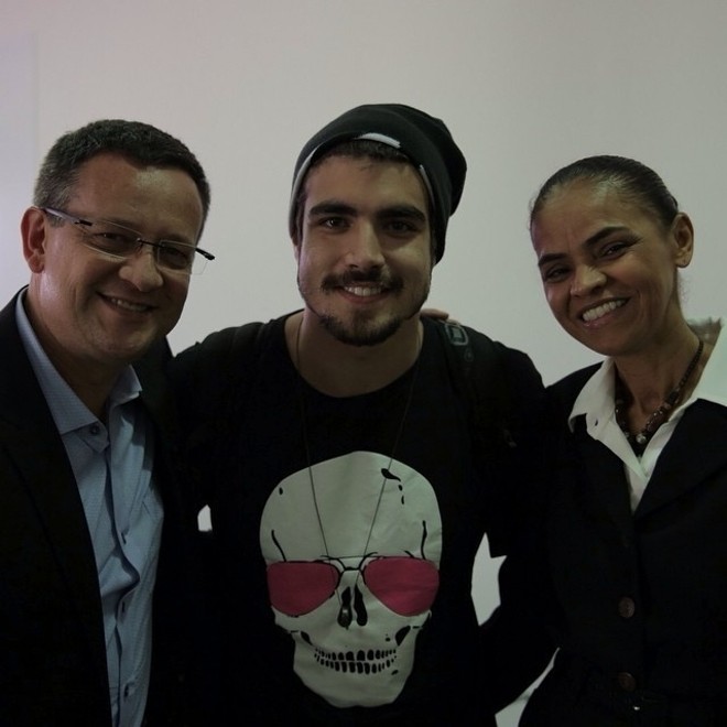 O ator global Caio Castro posou com a candidata à Presidência Marina Silva (PSB) e o candidato a vice na chapa, Beto Albuquerque (PSB) |
