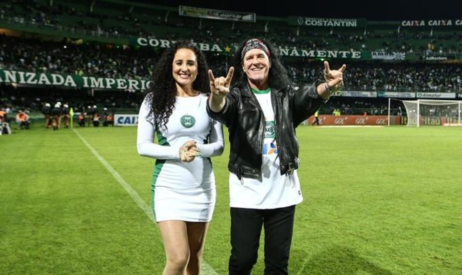 Dave Evans, vocalista original do AC/DC, estava no Couto Pereira torcendo pelo Coritiba quarta-feira | Divulgação Coritiba