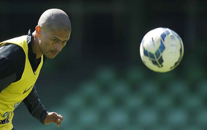 Alex no treino do Coxa na manhã desta sexta, antes do embarque para Santos | Jonathan Campos / Gazeta do Povo