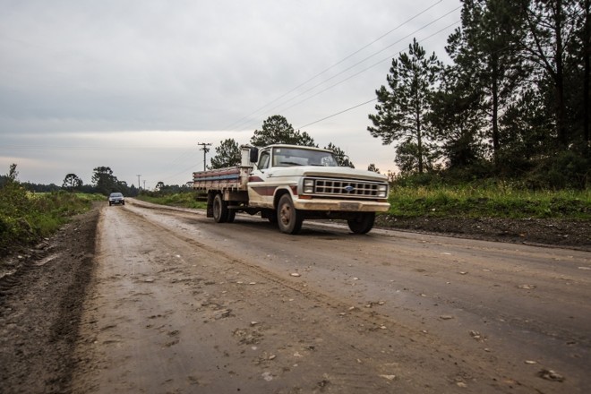 Asfaltamento da PR-364, entre São Mateus do Sul à Irati, é promessa política há anos. Na foto, trecho da rodovia perto de Rebouças |