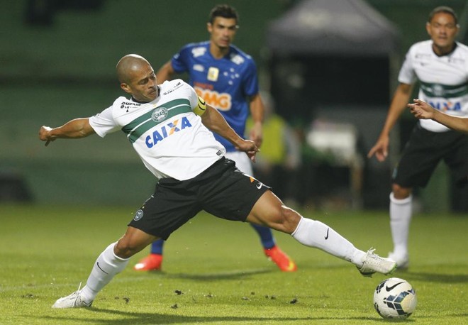 Alex voltou ao time titular do Coxa diante do Cruzeiro | 