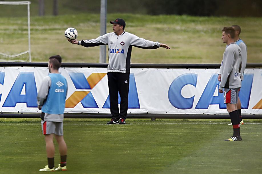Claudinei Oliveira, mesmo com pouco tempo de trabalho, corrige alguns pontos no jovem time do Atlético. | Albari Rosa/ Gazeta do Povo
