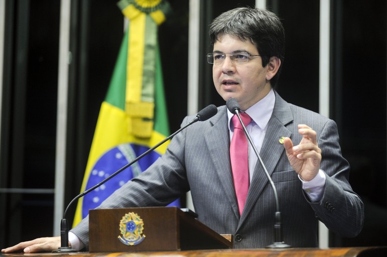 Randolfe Rodrigues (PSOL-AP) negou que esteja negociando sua saída do partido para integrar a Rede Sustentabilidade, de Marina Silva | Moreira Mariz/Agência Senado