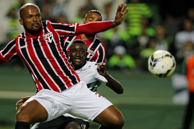 Edson Silva, do São Paulo, na marcação de Joel, do Coritiba |