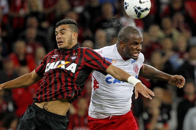 Atacante Mosquito, do Atlético, tenta vencer a defesa do América-RN pelo alto |