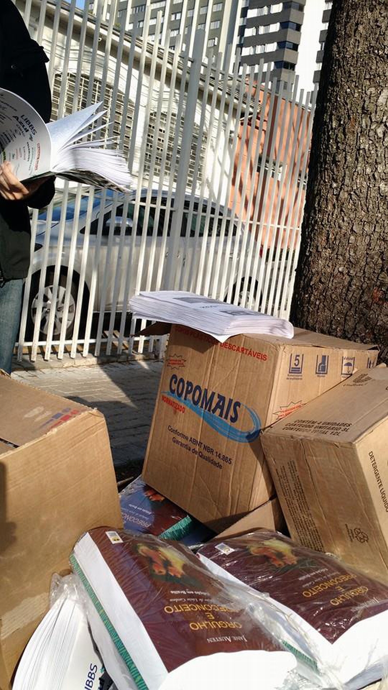 Caixas com os livros foram encontradas no meio da rua | Alexandre Pesserl