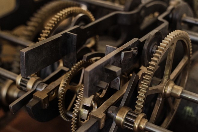Detalhe das engrenagens da máquina do antigo relógio | 