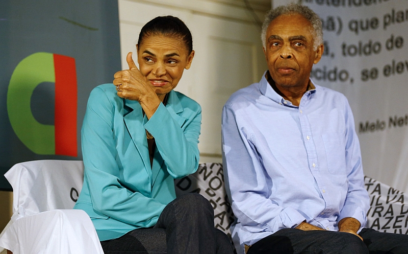 Marina Silva e o cantor Gilberto Gil durante encontro da candidata com artistas, no Rio de Janeiro, nesta quarta-feira | REUTERS/Ricardo Moraes