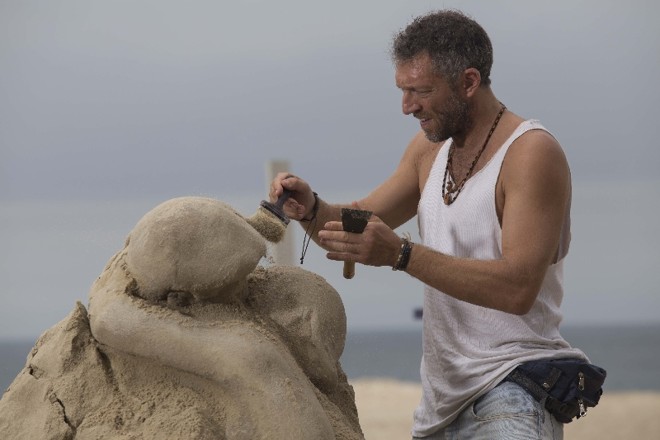 O ator Vincent Cassel esculpe a areia de Copacabana: ponto alto | 