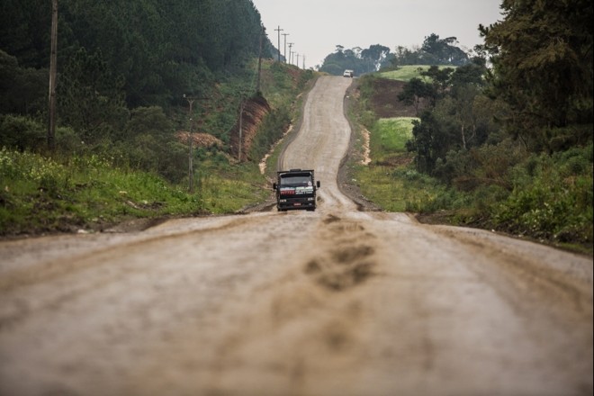 Asfaltamento da PR-364, entre São Mateus do Sul à Irati, é promessa política há anos. Na foto, trecho da rodovia perto de Rebouças |