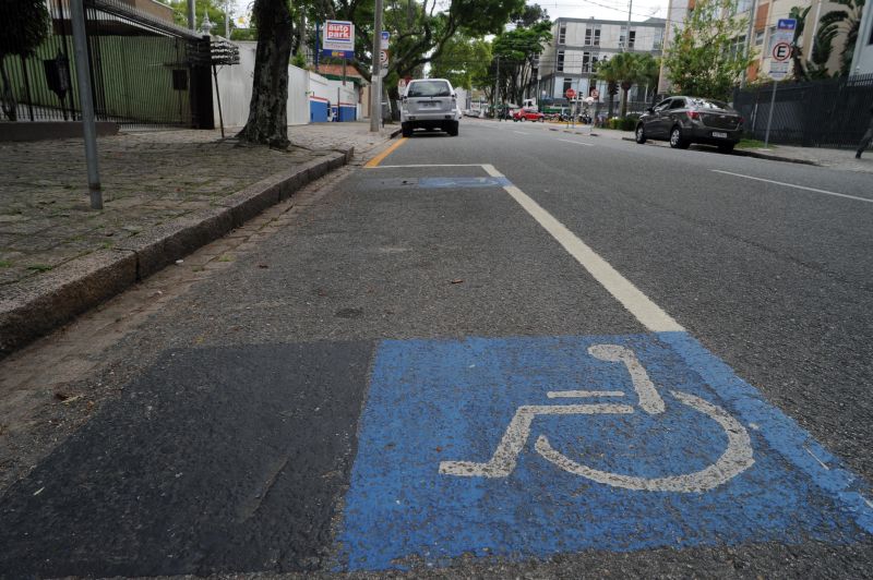 A prefeitura de Curitiba promete reforçar a fiscalização do uso de vagas prioritárias | Everson Bressan/SMCS