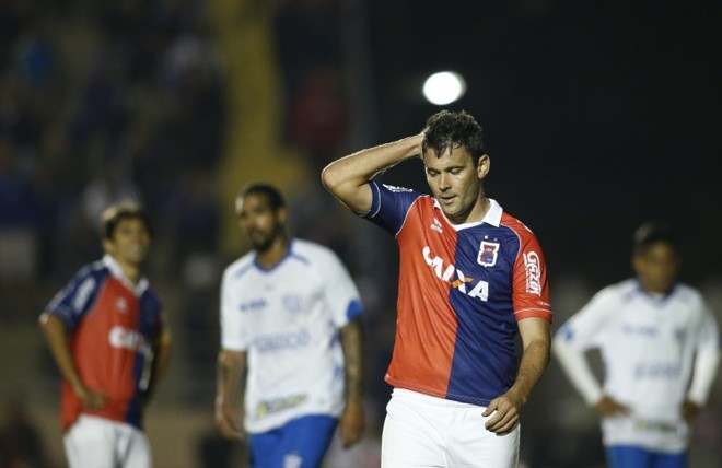 Atacante Giancarlo lamenta gol perdido contra o Avaí |