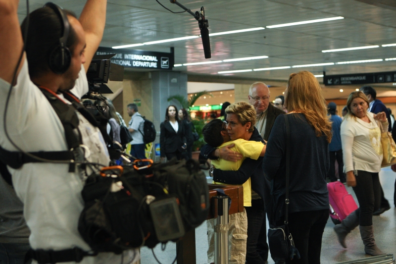 Astrid e sua equipe de gravação no aeroporto: sensibilidade é matéria-prima do programa | Divulgação
