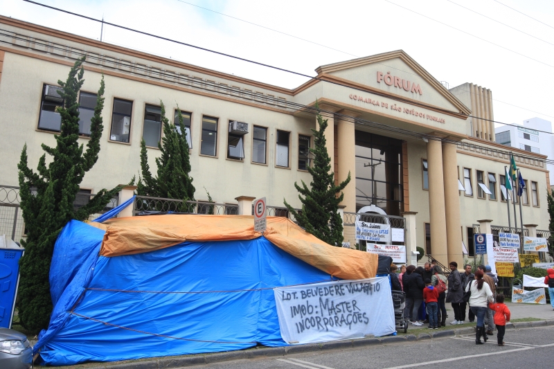 Protestos aconteceram durante a semana, em frente ao Fórum de São José dos Pinhais | Ivonaldo Alexandre/Gazeta do Povo
