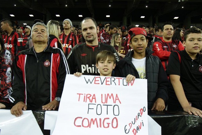 Torcida do Atlético no jogo contra o Internacional na Baixada |
