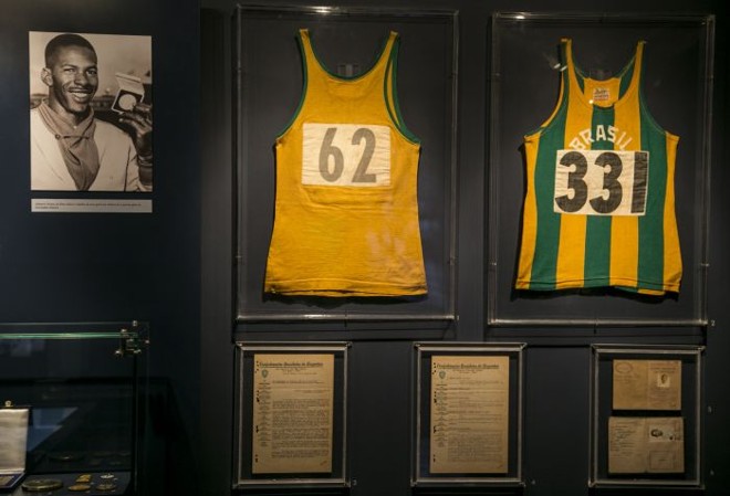 As duas medalhas de ouro, os uniformes e documentos de Adhemar Ferreira da Silva, primeiro bicampeão olímpico brasileirão, estão na Exposição Esporte Movimento |