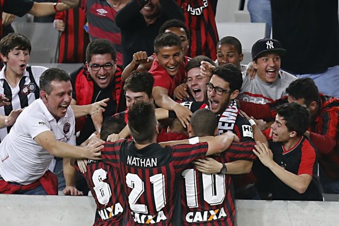 Jogadores e torcida comemoram o gol atleticano na partida |
