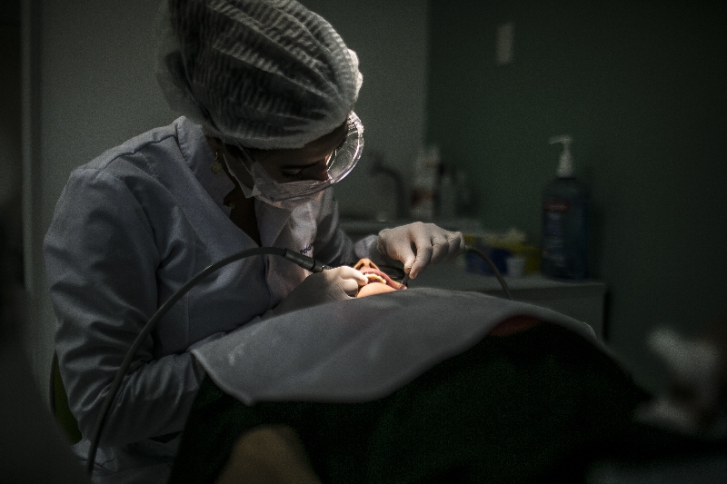 Dentistas em ação: serviço tido como dos mais caros ganha popularidade | Brunno Covello/Gazeta do Povo