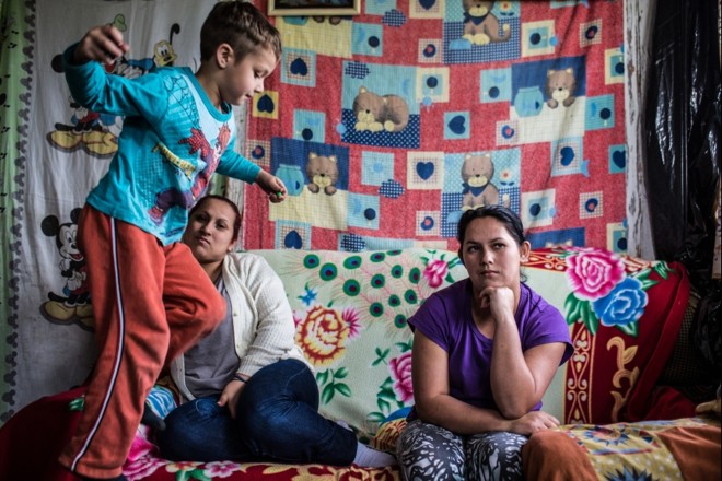 Filho de Micheli brinca enquanto Rosieli e Micheli falam do fim dos estudos |