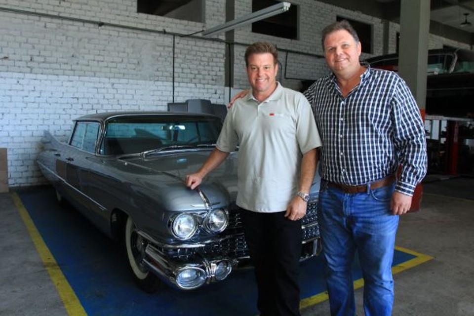 O designer de carros e apresentador americano Chip Foose (à esq.) foi recebido ontem pelo empresário curitibano Marcus Vinicius Conte, dono do Phoenix Studio. A empresa curitibana foi a única visitada por Foose na cidade | Fabiano Guma