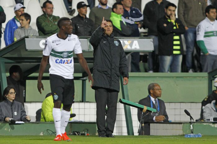 Marquinhos Santos agradeceu o apoio da torcida do Coritiba na vitória sobre o São Paulo | Antonio More / Gazeta do Povo