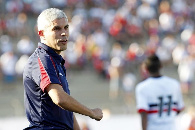 Técnico Ricardinho reestreou no comando do Paraná com vitória diante do Santa Cruz |