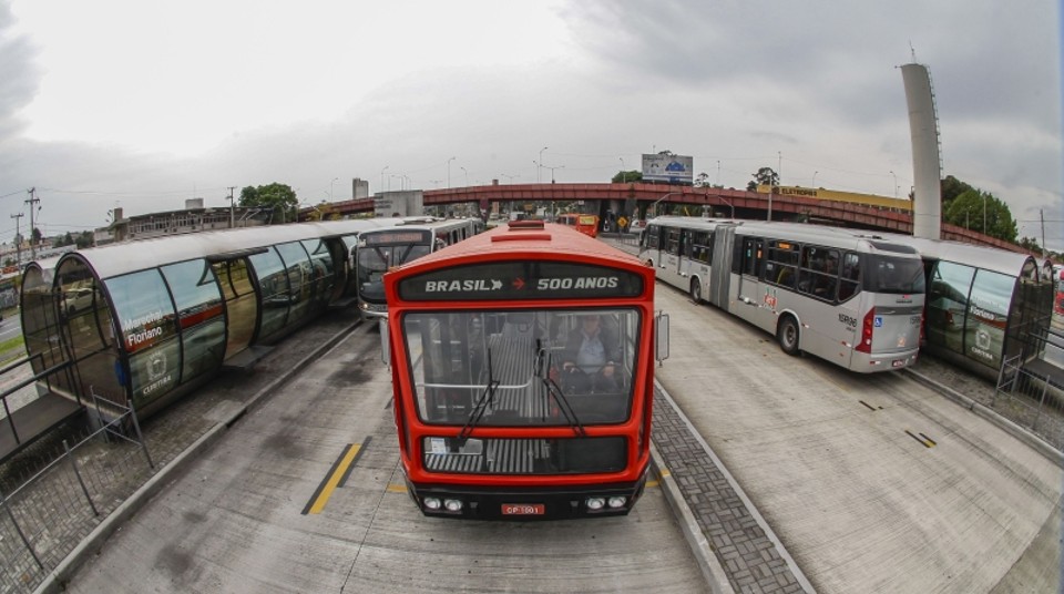 O velho expresso foi substituído pelos modernos biarticulados. Sistema transportava 50 mil pessoas ao dia nos anos 1970 | Daniel Castellano/ Gazeta do Povo