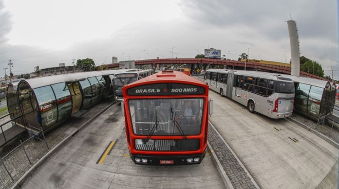O velho expresso foi substituído pelos modernos biarticulados. Sistema transportava 50 mil pessoas ao dia nos anos 1970 | Daniel Castellano/ Gazeta do Povo