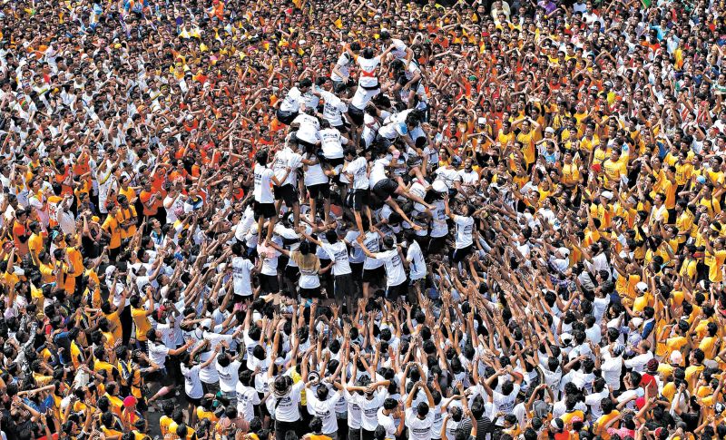 No festival hindu de Dahi Handi, em Mumbai, o uso de crianças pequenas em pirâmides humanas tem gerado novas leis | Shailesh Andrade/Reuters