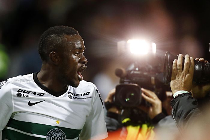 Joel comemora o primeiro gol do Coxa na vitória sobre o São Paulo | Albari Rosa / Gazeta do Povo