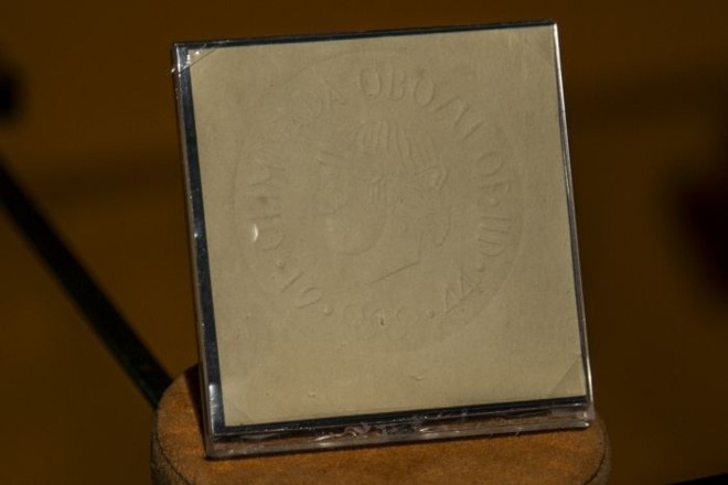 Medalha de papelão entregue nos campos de concentração de Woldenburg e Gross Born em 1944, na Alemanha, onde os nazistas permitiram que oficiais poloneses detidos realizassem a sua versão dos Jogos Olímpicos |
