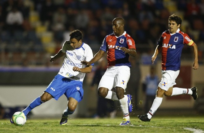 Adaílton e Lúcio Flávio pressionam defesa do Avaí |