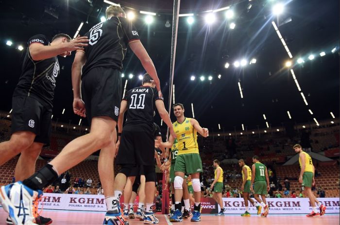 Bruninho puxa a seleção no cumprimento aos alemães após vitória na estreia do Mundial | Divulgação FIVB