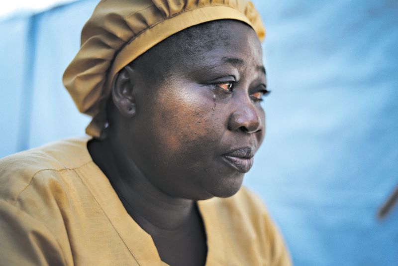 Josephine Finda Sellu, supervisora-adjunta de enfermagem no Hospital de Kenema, em Serra Leoa, já perdeu 15 colegas | Fotos: Samuel Aranda para The New York Times
