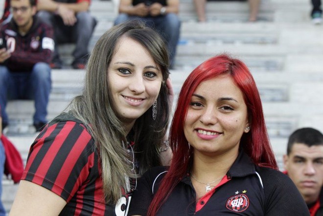 Torcida do Atlético no jogo contra o Internacional na Baixada |