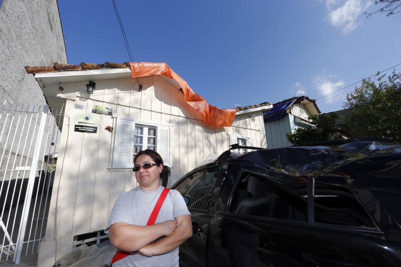O carro de Varlete foi atingido pelo avião que caiu no sábado no bairro Bacacheri | Fotos: Albari Rosa/ Gazeta do Povo