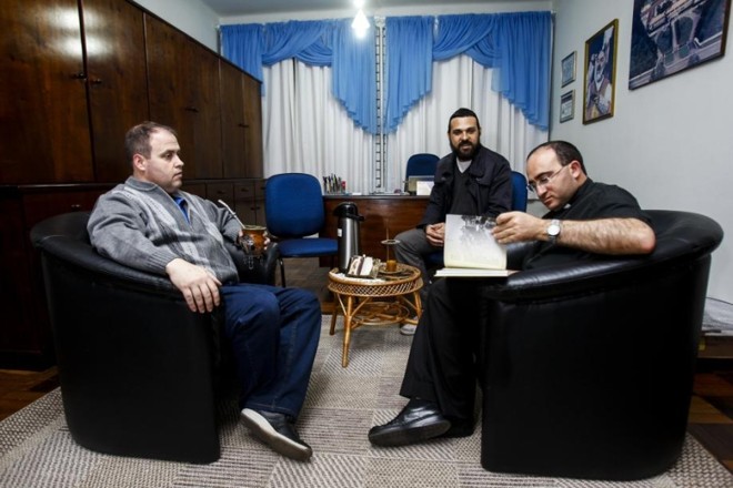 O atual reitor do seminário, Régis Soczek Banail, o editor do livro Victor Augustus e o padre Antônio Luciano | 