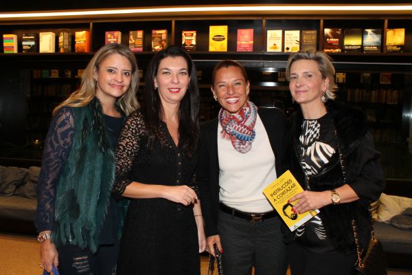 A advogada e professora Májeda Denise Popp (de cabelo preto) com Danielle Schmaedecke, Isabela Marinho e Rosana Pollis no bate-papo e lançamento do livro Instruções à Cortázar, por ocasião do centenário de nascimento do escritor Julio Cortázar, realizado no auditório da Livraria da Vila, no Pátio Batel | Studio Cougo