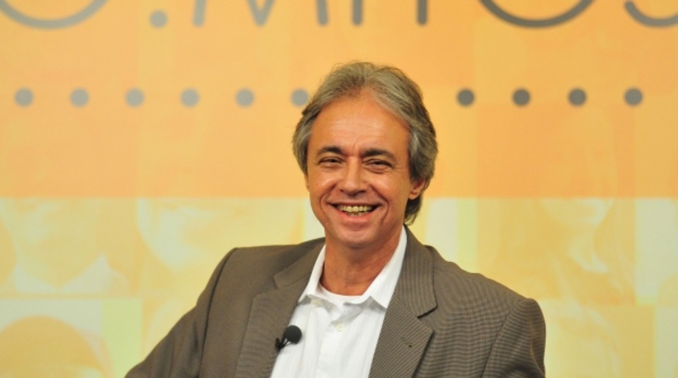 Mozart Neves Ramos - A educação é responsabilidade da escola?Todos os profissionais ouvidos concordam ser um equívoco atribuir a tarefa de educar apenas à escola. Segundo eles, os jovens têm ao redor diversos ambientes de aprendizagem, como a família, os meios de comunicação e a própria sociedade. Por isso, é fundamental que os pais se envolvam com a escola e vice-versa. A mesma sociedade que forma na escola o cidadão é aquela para a qual a gente devolve o aluno e na qual ele vê o jeitinho, a corrupção, vê que a mãe apanha em casa e nada acontece. A educação precisa ser repensada por toda a sociedade, pois escola e sociedade se retroalimentam, afirma Eliane Ferreira.Para Jailson Souza e Silva, a formação do aluno deve ser vista de forma mais ampla pelas instituições de ensino, de modo a incluir tanto a construção do conhecimento quanto a formação ética. Uma vez me disseram que o papel da escola não é educar, que a educação vem da família. Respondi que da família também vêm o preconceito, a intolerância religiosa e tantas outras coisas, diz. | Reinaldo Marques/ Agência Globo