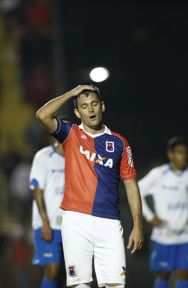Giancarlo, de volta ao Tricolor, foi vaiado pela torcida e perdeu boas chances de gol na Vila | Hugo Harada/ Gazeta do Povo