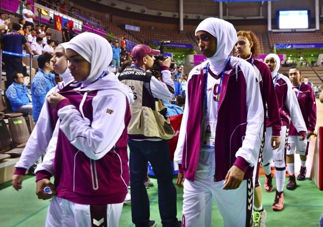 Jogadoras deixam a quadra na Coreia do Sul, onde estão sendo disputados os Jogos Asiáticos, após se negarem a tirar o véu muçulmano | Reuters