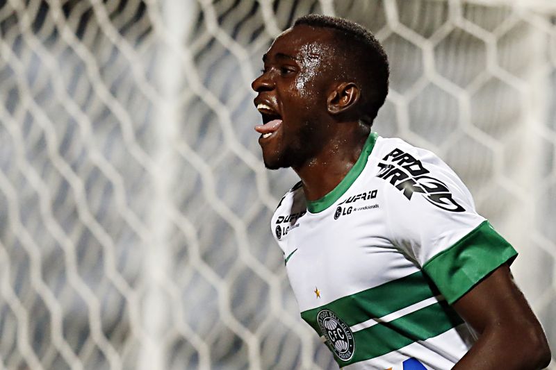 No segundo jogo com a camisa coxa-branca, atacante camaronês Joel desencantou e fechou o placar para o Alviverde | Albari Rosa/ Gazeta do Povo