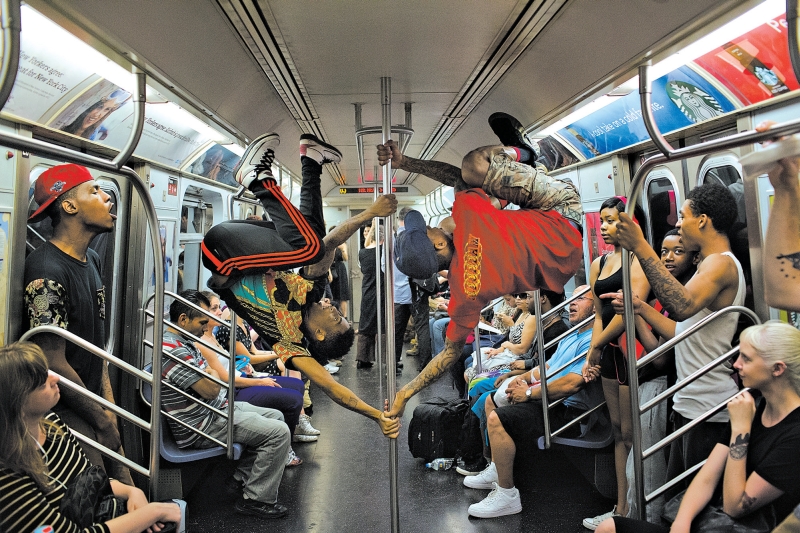 Kennedy Noel, à esq., e Tarone Lindsay posam para fotos em um vagão entre Manhattan e o Brooklyn | Victor J. Blue para The New York Times