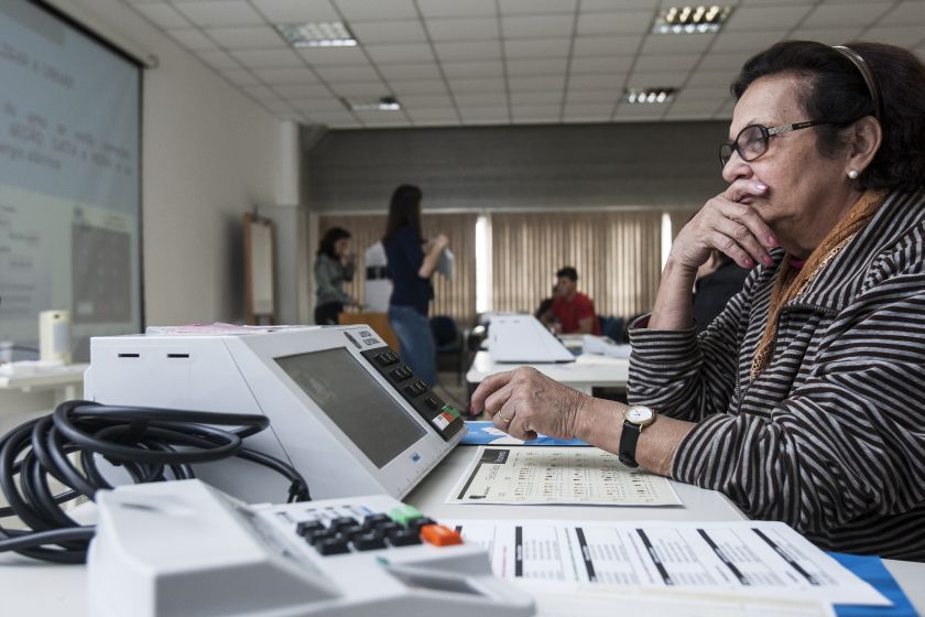 Marival Tavares, 70 anos, já trabalhou como voluntária em seis eleições consecutivas | André Rodrigues/Agência de Notícias Gazeta do Povo