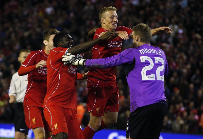 Jogadores do Liverpool comemoram classificação de fase na Copa da Liga Inglesa | Andrew Yates / Reuters